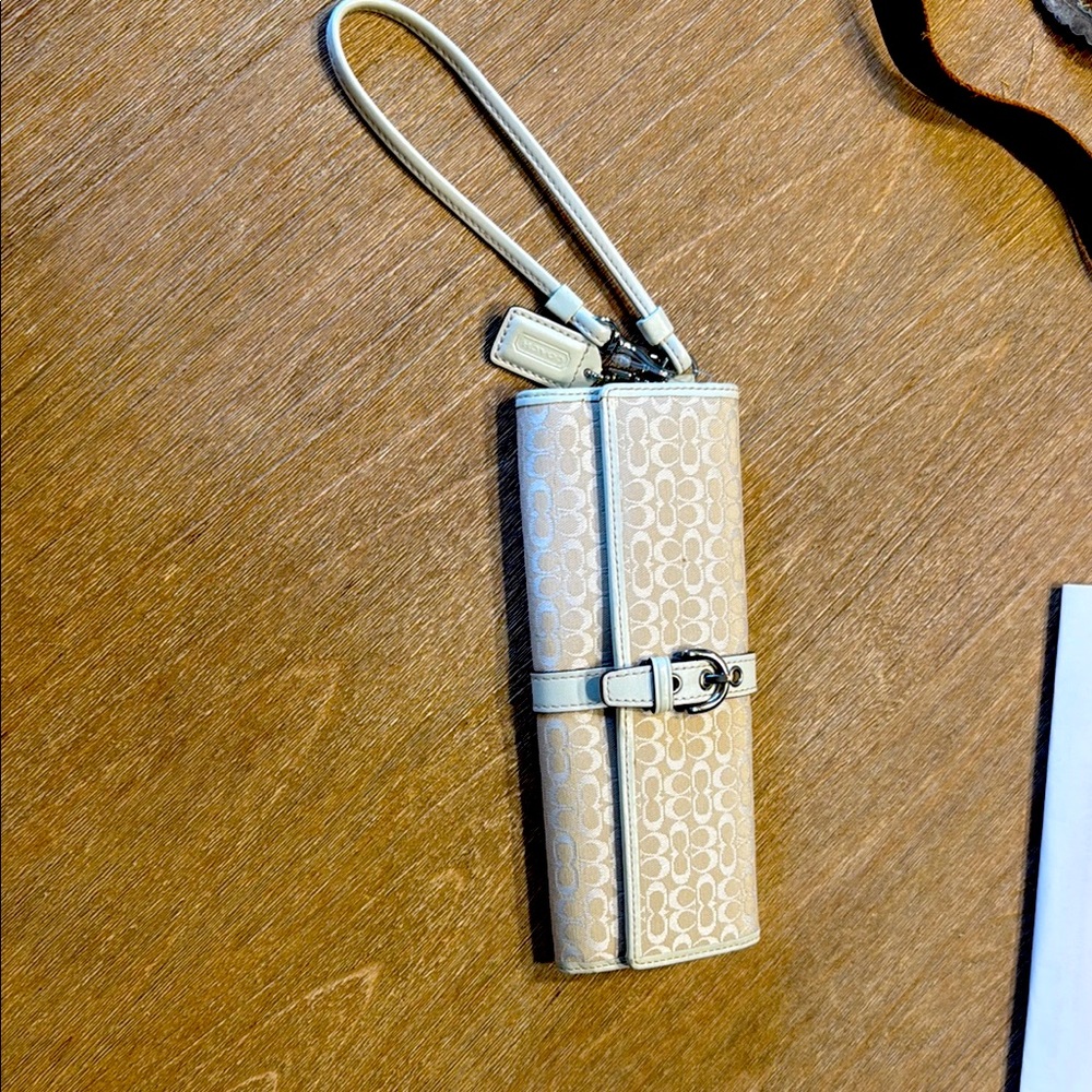 NWOT! Coach Beige Signature Card Holder Wristlet with Strap